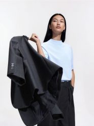 Sweter z krótkim rękawem - jasnoniebieski. Niebieskie swetry klasyczne damskie Reserved, l, z dzianiny, bez kołnierzyka. Za 89.99 zł.