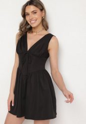 Czarna Sukienka Vices o Rozkloszowanym Kroju z Wiązaniem Foliseia. Czarne sukienki damskie Born2be, na co dzień, l, bez wzorów, z jeansu, eleganckie, bez kołnierzyka, bez ramiączek, mini, rozkloszowane. W wyprzedaży za 95.99 zł.