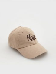 Czapka baseball z haftem - beżowy. Brązowe czapki męskie Reserved, bez wzorów. W wyprzedaży za 45.99 zł.