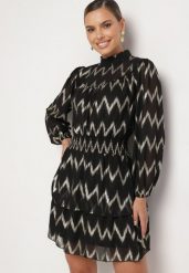 Czarna Wzorzysta Sukienka z Siateczki z Falbankami Stójką i Gumką w Talii Ocelina. Czarne sukienki damskie Born2be, na spotkanie biznesowe, l, bez wzorów, eleganckie, bez kołnierzyka, bez ramiączek, mini, kopertowe. W wyprzedaży za 135.99 zł.