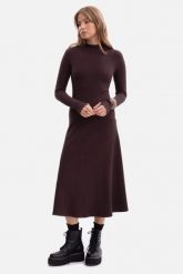 Bawełniana sukienka dzianinowa z golfem rozkloszowana cbrąz. Sukienki damskie Bewear, do pracy, m, bez wzorów, z bawełny, biznesowe, bez kołnierzyka, bez ramiączek, rozkloszowane. Za 259.00 zł.