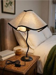 Lampka nocna LED z falowanym abażurem - kremowy. Białe koszule nocne damskie Sinsay, bez wzorów. Za 55.99 zł.