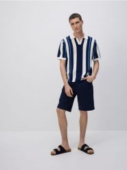 Jeansowe szorty straight - granatowy. Niebieskie szorty męskie Reserved, z denimu, bez kołnierzyka. W wyprzedaży za 79.99 zł.