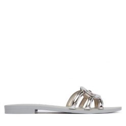 Klapki Guess. Szare klapki damskie Guess, z aplikacjami, bez obcasa. Za 162.99 zł.