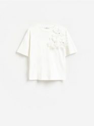 T-shirt z kwiatową aplikacją - złamana biel. T-shirty damskie Reserved, l, z aplikacjami, z bawełny, bez kołnierzyka. Za 89.99 zł.