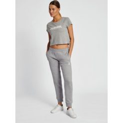 Damska koszulka crop top Hummel Legacy. Szare t-shirty damskie HUMMEL, l, bez wzorów, z bawełny, bez kołnierzyka. Za 55.00 zł.