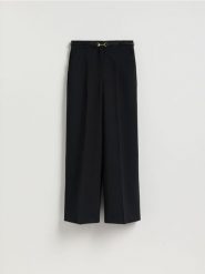 Spodnie z paskiem - czarny. Czarne spodnie materiałowe damskie Reserved, bez wzorów, z tkaniny. Za 159.99 zł.