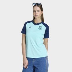 Wyjazdowa koszulka przedmeczowa Niemcy 26. Niebieskie bluzki damskie Adidas, bez wzorów, sportowe, bez kołnierzyka, bez ramiączek. Za 299.00 zł.