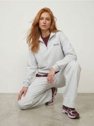 Spodnie dresowe wide leg z bawełną - szary. Szare spodnie sportowe damskie Sinsay, l, z bawełny. Za 39.99 zł.
