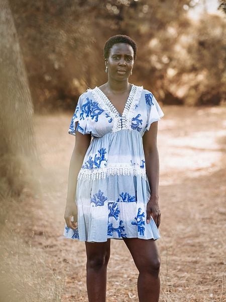 Isla Bonita by SIGRIS Sukienka w kolorze biało-niebieskim rozmiar: L. Białe sukienki damskie Isla Bonita by SIGRIS, na co dzień, l, bez wzorów, z bawełny, bez kołnierzyka, bez ramiączek, mini, proste. Za 118.84 zł.