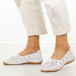 Białe ażurowe skórzane półbuty damskie Cambell 40332. Białe półbuty damskie Cambell, w ażurowe wzory, z jeansu, biznesowe, z okrągłym noskiem, bez obcasa. Za 179.00 zł.