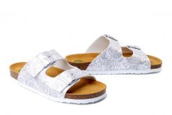 DR. BRINKMANN 700888-03 weiss, klapki damskie. Białe klapki damskie Dr. Brinkmann, bez wzorów, bez obcasa. Za 165.67 zł.