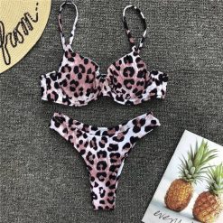 Strój kąpielowy dwuczęściowy z nowoczesnym wzorem na plażę i basen Ayelet. Bikini damskie Intica, bez wzorów. Za 149.00 zł.