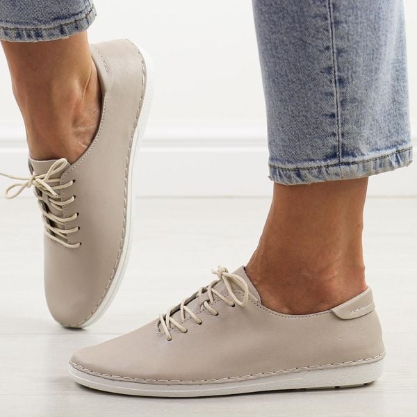 Beżowe skórzane półbuty damskie Dia 645. Brązowe półbuty damskie DiA, bez wzorów, z jeansu, eleganckie, z okrągłym noskiem, bez obcasa. W wyprzedaży za 219.12 zł.