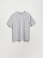 T-shirt boxy z nadrukiem na plecach - jasnoszary. Szare t-shirty męskie Reserved, l, bez wzorów, z bawełny, bez kołnierzyka. Za 69.99 zł.