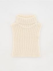 Dzianinowy komin z golfem - złamana biel. Szaliki dziecięce Reserved, z dzianiny, bez ramiączek. W wyprzedaży za 19.99 zł.