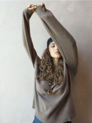 Sweter chunky z dekoltem V - beżowy. Brązowe swetry klasyczne damskie Sinsay, l, bez kołnierzyka. Za 49.99 zł.