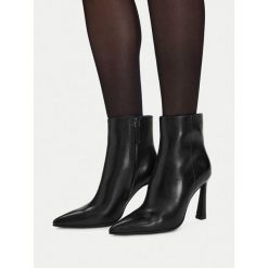 Botki GINO ROSSI. Czarne botki damskie Gino Rossi, bez obcasa, na szpilce, bez zapięcia. Za 549.99 zł.