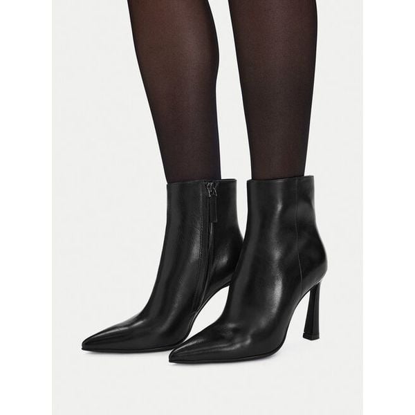 Botki GINO ROSSI. Czarne botki damskie Gino Rossi, bez obcasa, na szpilce, bez zapięcia. Za 549.99 zł.