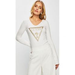 Guess Jeans - Sweter. Białe swetry klasyczne damskie Guess Jeans, s, z dzianiny, bez kołnierzyka. W wyprzedaży za 229.90 zł.