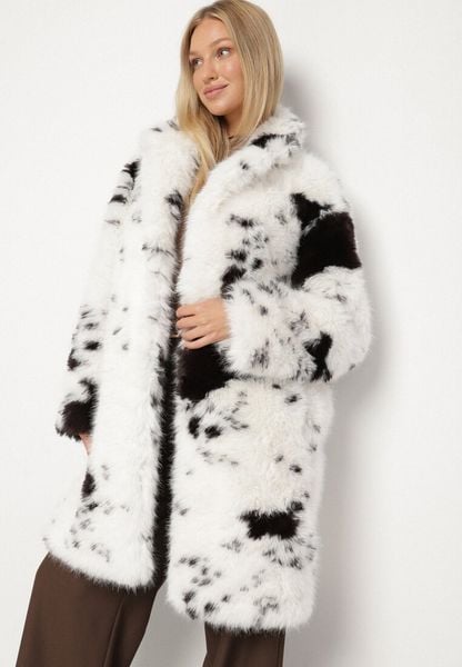 Biało-Brązowy Płaszcz Futerko o Długim Kroju w Krowie Łaty Otirena. Białe płaszcze damskie Born2be, na lato, l, bez wzorów, z futra, eleganckie. Za 299.99 zł.