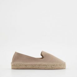 Zamszowe espadryle - beżowy. Brązowe espadryle damskie Reserved, bez wzorów, ze skóry, bez obcasa. Za 159.99 zł.