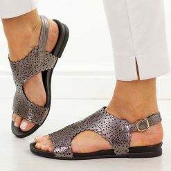 Srebrne płaskie sandały damskie M.Daszyński 1958-11. Szare sandały damskie M.Daszyński, w ażurowe wzory, ze skóry, bez obcasa, na płaskiej podeszwie. Za 159.00 zł.