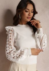 Biały Sweter Dzianinowy z Falbankami i Ażurowym Zdobieniem Halni. Białe swetry klasyczne damskie Renee, z dzianiny, bez kołnierzyka. Za 129.99 zł.