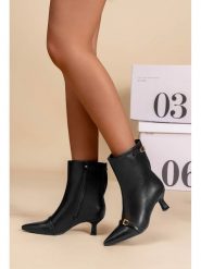 C'M Botki w kolorze czarnym rozmiar: 37. Czarne botki damskie C'M, eleganckie, bez obcasa, bez zapięcia. Za 130.99 zł.