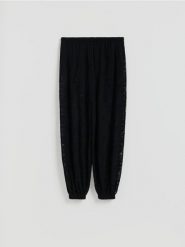 Koronkowe spodnie balloon - czarny. Czarne spodnie materiałowe damskie Reserved, bez wzorów, z dzianiny. Za 119.99 zł.