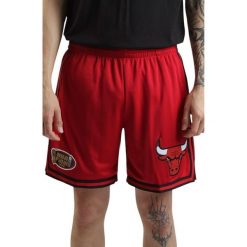 Krótka bluzka z logo Chicago Bulls. Brązowe szorty męskie Mitchell & Ness, bez wzorów, sportowe. W wyprzedaży za 190.00 zł.