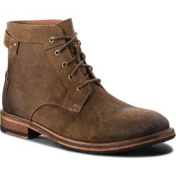 Kozaki CLARKS - Clarkdale Bud 261362407 Khaki Suede. Brązowe buty zimowe męskie Clarks, z materiału, bez zapięcia. W wyprzedaży za 349.00 zł.
