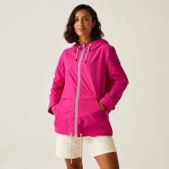 Kurtka turystyczna przeciwdeszczowa damska Bayletta wodoodporna. Czerwone kurtki damskie Regatta, bez kaptura. Za 139.99 zł.