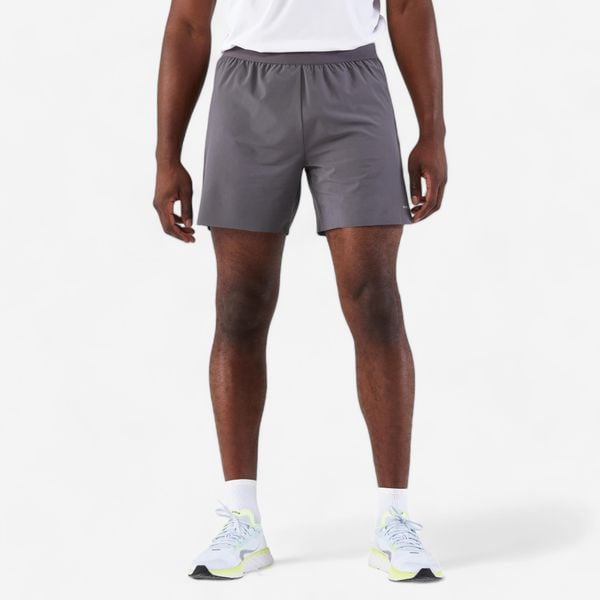 Spodenki do biegania męskie Kiprun Run 500 Comfort. Czarne szorty męskie KIPRUN, bez wzorów, z materiału. Za 79.99 zł.