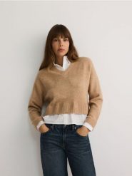 Krótki sweter z koszulowymi elementami - beżowy. Brązowe swetry klasyczne damskie Reserved, l, z dzianiny, bez kołnierzyka. W wyprzedaży za 49.99 zł.