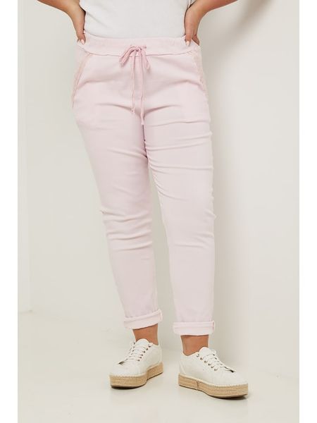 Curvy Lady Spodnie w kolorze jasnoróżowym rozmiar: 44/46. Różowe spodnie materiałowe damskie Curvy Lady, bez wzorów, z materiału, klasyczne, z standardowym stanem. Za 152.26 zł.