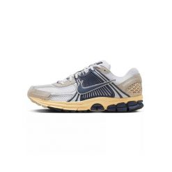 Buty Nike Zoom Vomero 5 Białe/Niebieskie Thunder. Białe buty fitness męskie Nike, do biegania, nike zoom. Za 592.55 zł.