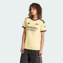 Koszulka z trzeciego zestawu Arsenal FC 26/27. Żółte t-shirty damskie Adidas, l, bez wzorów, z materiału, bez kołnierzyka. Za 439.00 zł.