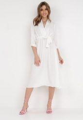 Biała Sukienka Rheniolea. Białe sukienki damskie Born2be, m, bez wzorów, eleganckie, bez kołnierzyka, bez ramiączek, midi, kopertowe. W wyprzedaży za 79.99 zł.