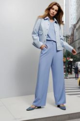 Eleganckie spodnie w kant błękitne. Niebieskie spodnie materiałowe damskie MOODO, bez wzorów, z elastanu, eleganckie. Za 129.99 zł.