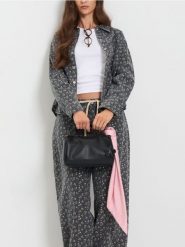 Torebka crossbody z imitacji groszkowej skóry - czarny. Czarne torebki klasyczne damskie Sinsay, bez wzorów, ze skóry, bez dodatków. Za 39.99 zł.