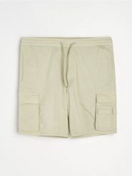 Bawełniane szorty cargo - zielony. Zielone szorty męskie Sinsay, z bawełny, bez kołnierzyka. Za 69.99 zł.