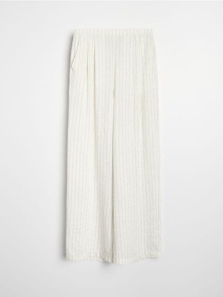 Spodnie wide leg w pionowe paski z wiskozą i domieszką lnu - biały. Białe spodnie materiałowe damskie Sinsay, bez wzorów, z wiskozy. Za 49.99 zł.