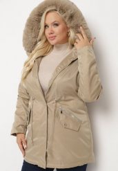 Beżowa Kurtka Parka ze Ściągaczem w Talii i z Kapturem z Odpinanym Futerkiem Savalinde. Brązowe kurtki damskie Born2be, l, bez wzorów, z futra. Za 279.99 zł.