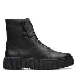 Trzewiki Clarks. Czarne botki damskie Clarks, bez obcasa, na płaskiej podeszwie, bez zapięcia. Za 579.99 zł.