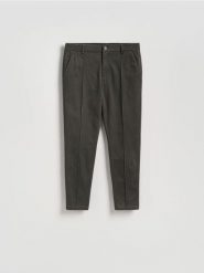 Spodnie jogger z zakładkami - ciemnoszary. Szare spodnie materiałowe męskie Reserved, bez wzorów, z bawełny. Za 149.99 zł.