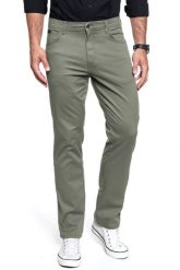 WRANGLER SPODNIE MĘSKIE TEXAS DUSTY OLIVE W121W3275 112126231. Zielone spodnie materiałowe męskie Wrangler, bez wzorów, z materiału, militarne. Za 199.99 zł.