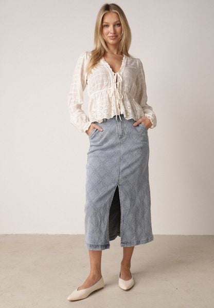 Niebieska Bawełniana Spódnica Jeansowa w Romby z Rozcięciem z Przodu Arissbeth. Niebieskie spódniczki damskie Born2be, l, bez wzorów, z bawełny, eleganckie. Za 119.99 zł.