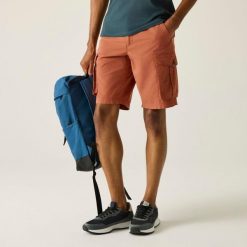 Spodenki cargo Regatta Shorebay II. Czerwone szorty męskie Regatta, bez wzorów, z bawełny, vintage. Za 169.99 zł.