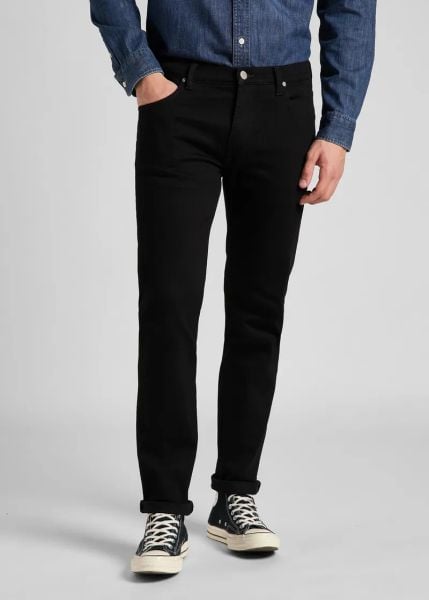 LEE MĘSKIE SPODNIE JEANSOWE LEE Rider CLEAN BLACK 112140635. Czarne spodnie materiałowe męskie Lee, bez wzorów, z jeansu. Za 219.99 zł.